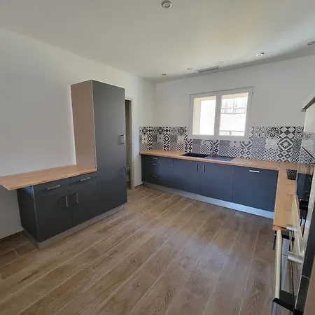 Lägenhet Jolie T4 Renove Avec Balcon-terrasse *